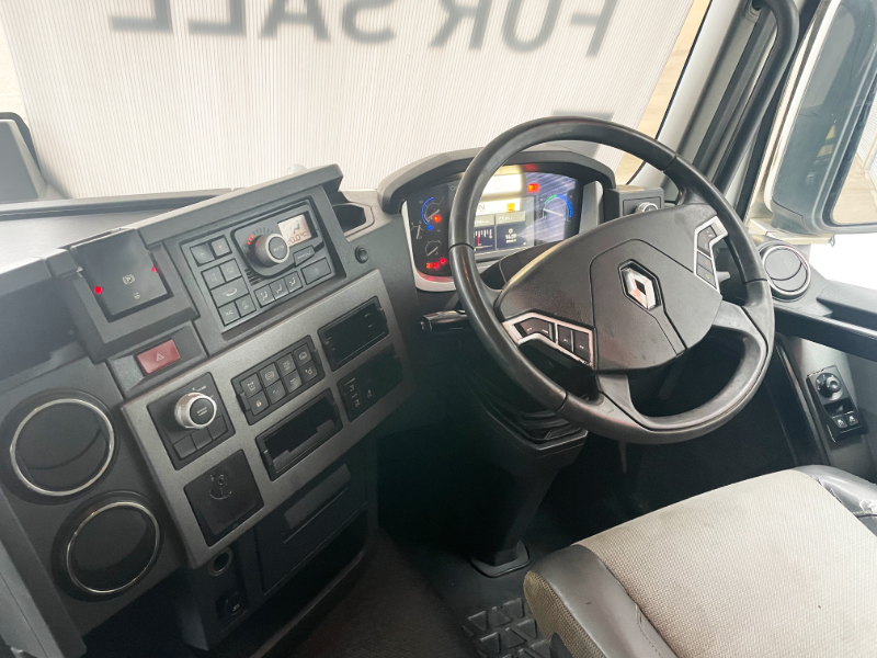 2015 Renault T-460 6x2 tractor unit driver's seat view | Steering wheel and cabin interior | 601k kms | Available at Norfolk Truck and Van