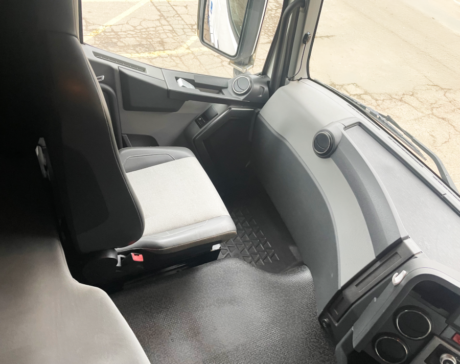 2015 Renault T-460 6x2 tractor unit passenger seat view | Cabin interior with dashboard | 601k kms | Available at Norfolk Truck and Van