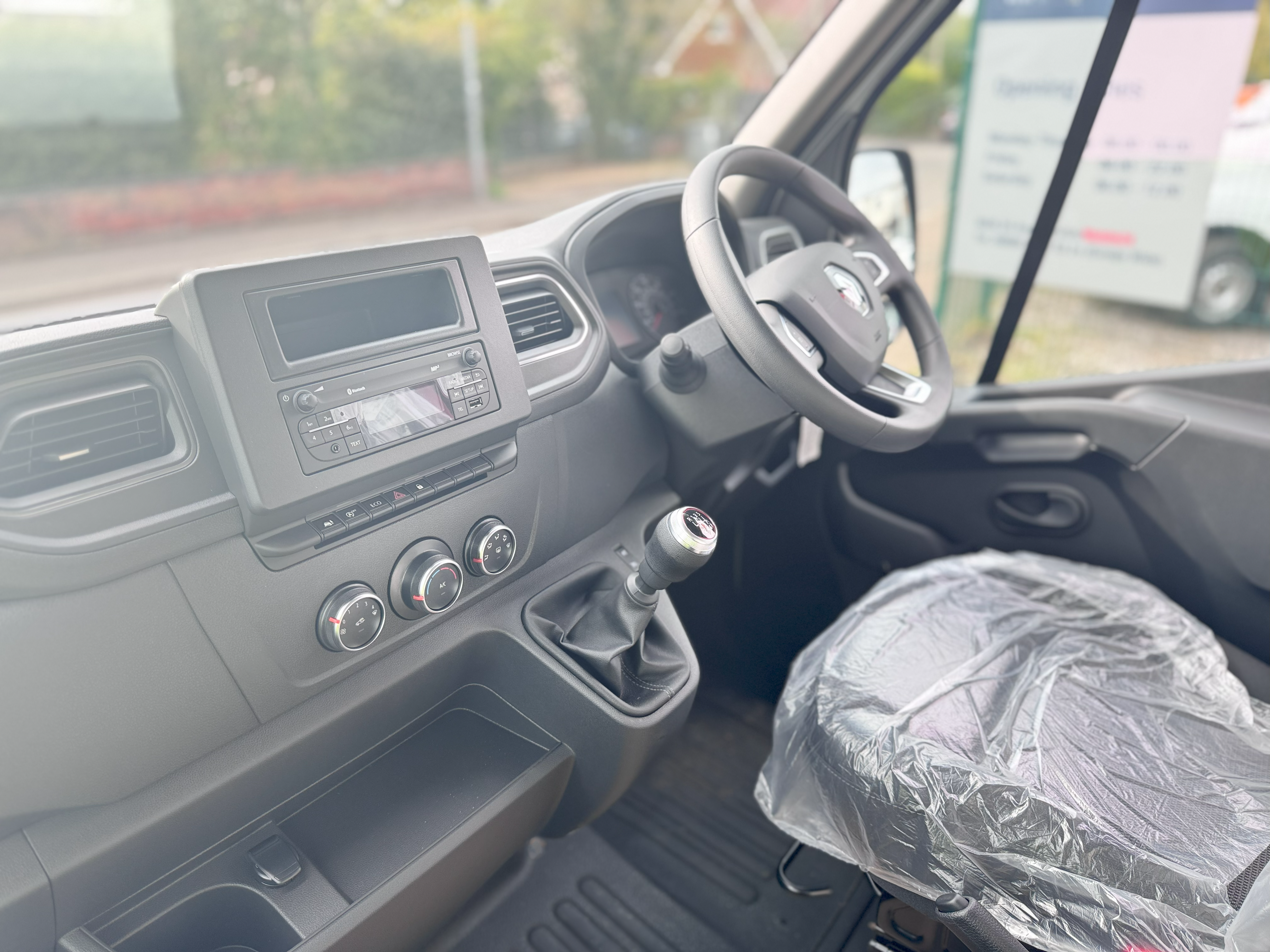 Driver-focused cab of the Renault Master L2H2 2024 panel van – smart, comfortable design for daily commercial use.