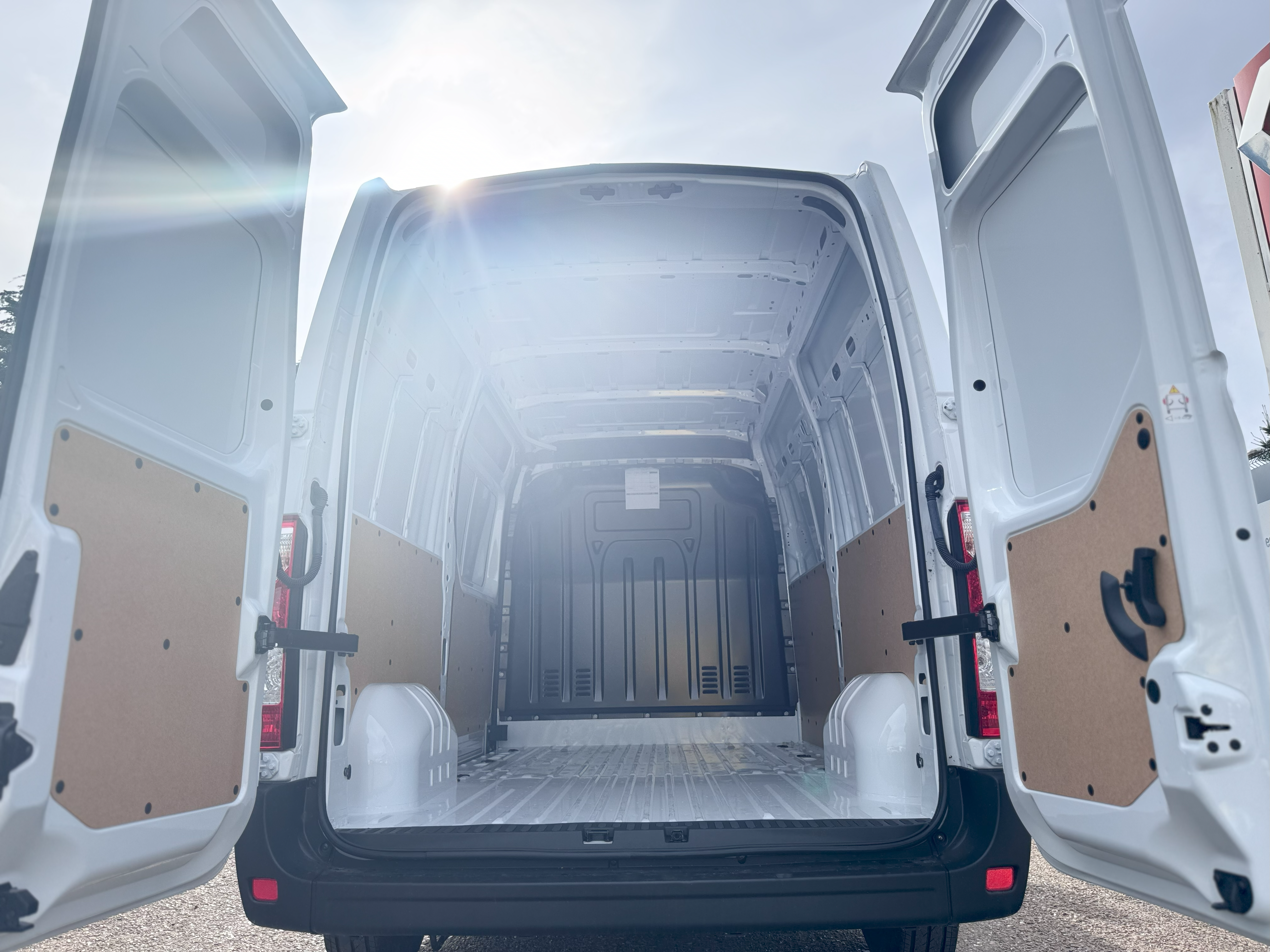 Driver-focused cab of the Renault Master L2H2 2024 panel van – smart, comfortable design for daily commercial use.