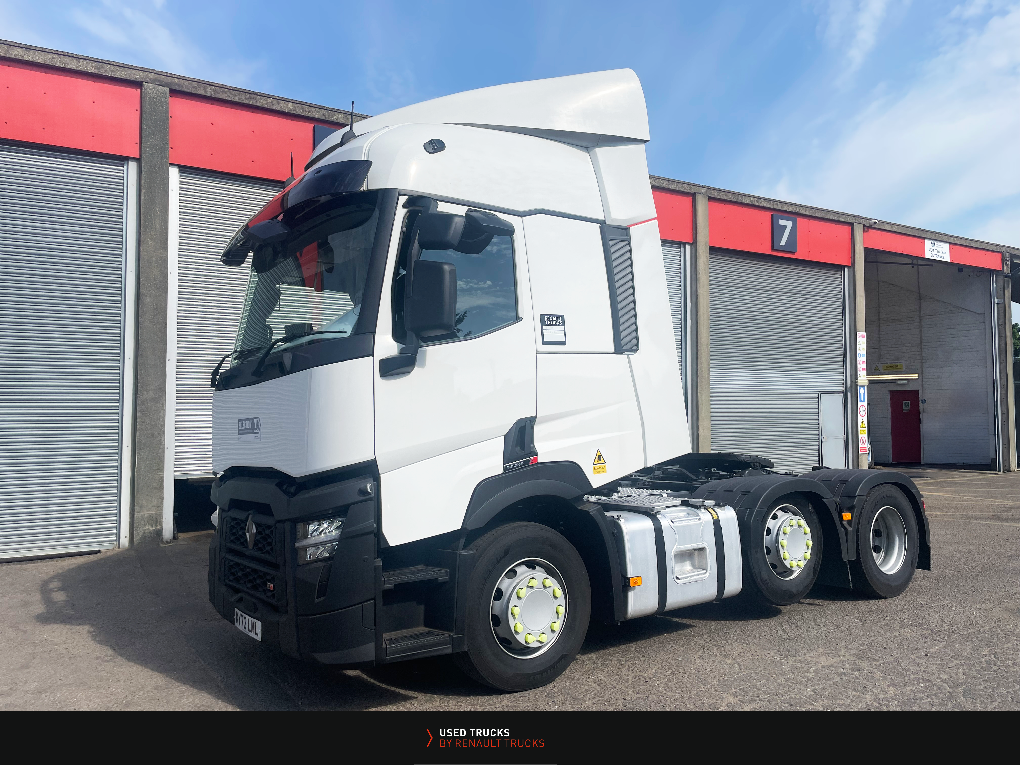 Three-quarter front passenger side of Renault Trucks T480 Turbo Compound with aerodynamic cab.