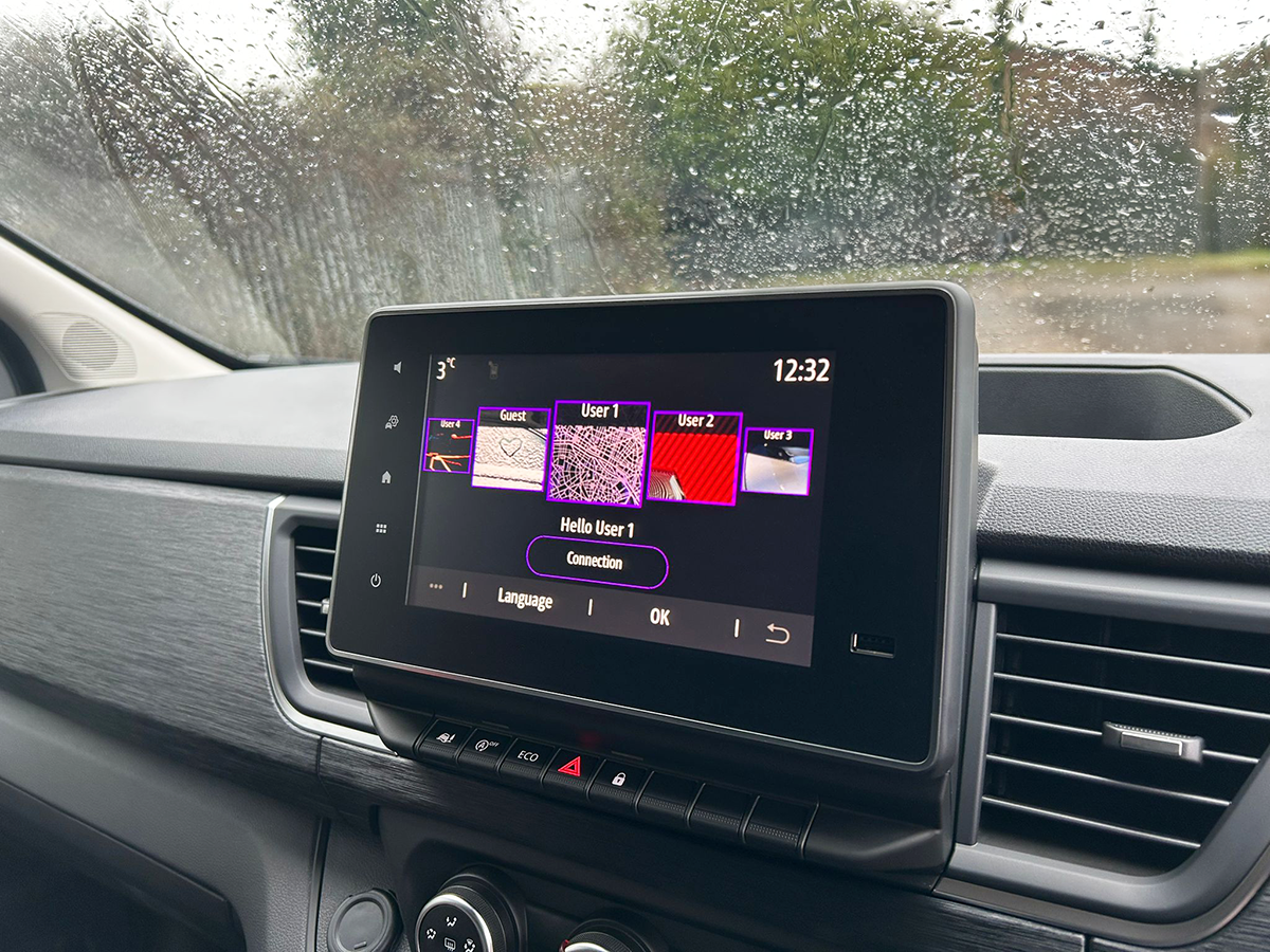 Renault Trafic Red Edition 8 inch multimedia screen with navigation and DAB radio