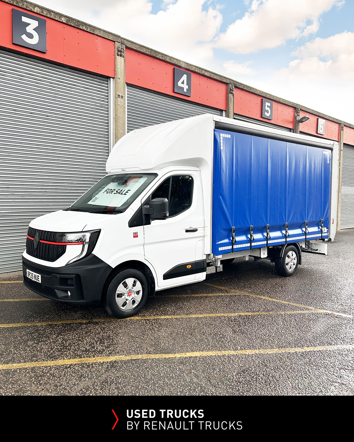 Side profile of a Renault Master 150 curtainsider with blue curtain body and 500kg tail lift.