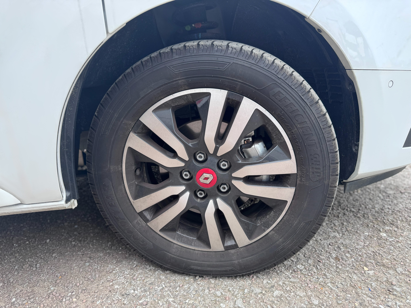 Renault Trucks E-Tech Trafic alloy wheel featuring Renault centre cap