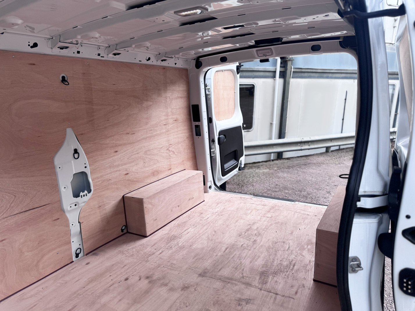Ply-lined load area inside Renault Trucks E-Tech Trafic L2 electric panel van
