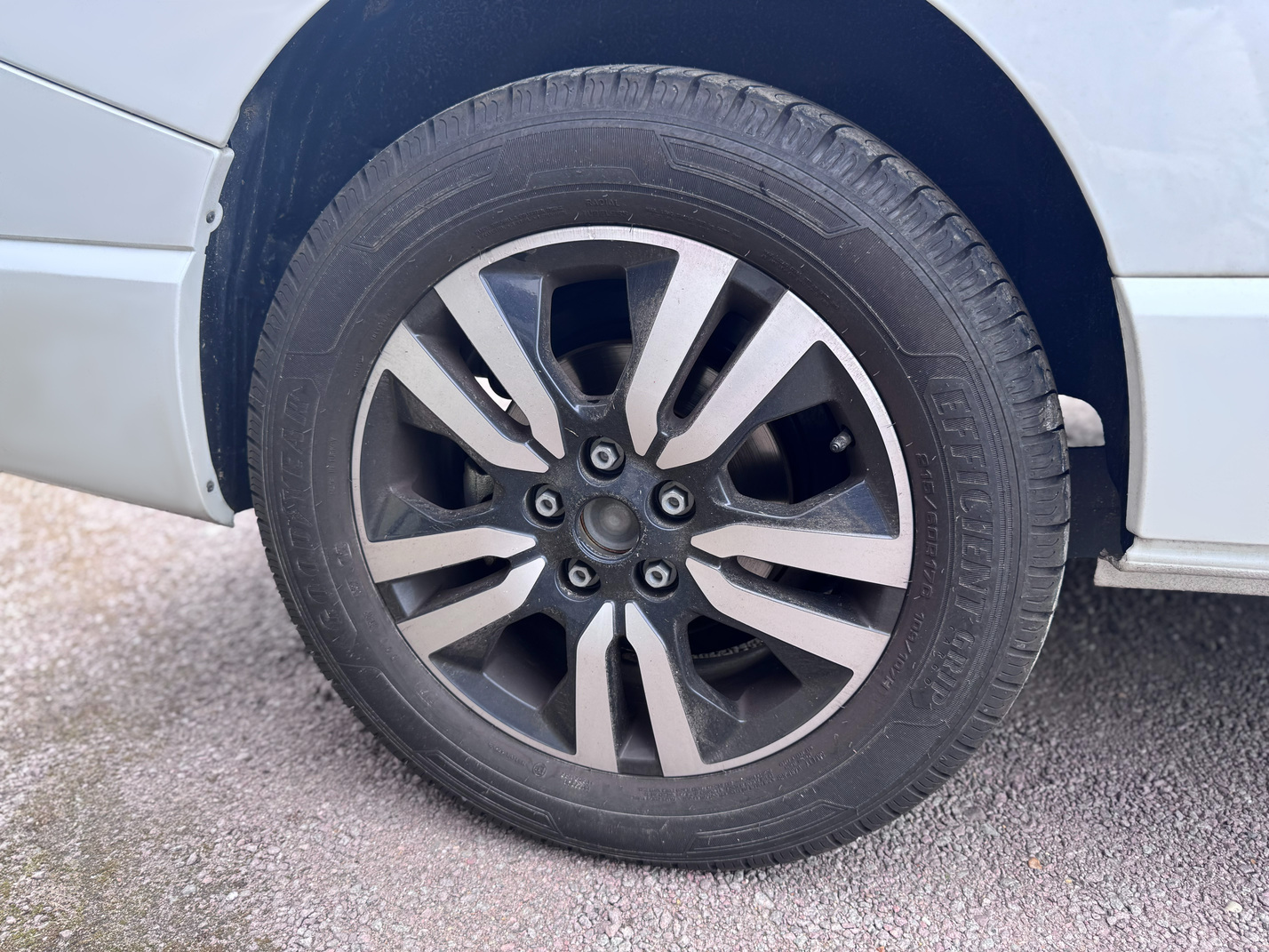 Detailed view of Renault Trucks E-Tech Trafic alloy wheel and tyre assembly