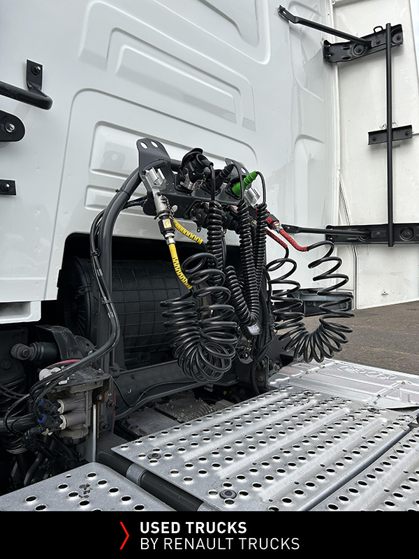 Close-up of the Renault Trucks T480 rear cab connections and trailer air and electrical lines.