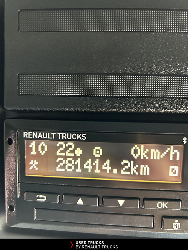 Digital dashboard display showing approximately 281,414 km on a used Renault Trucks T480.