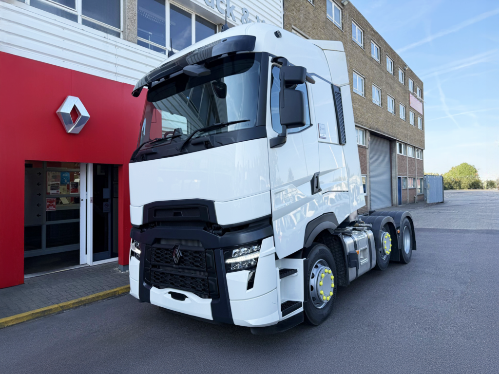 Front three-quarter view of a Renault Trucks T High 480 6x2 Euro 6 tractor unit with Hydrapak and SC200 compressor system.