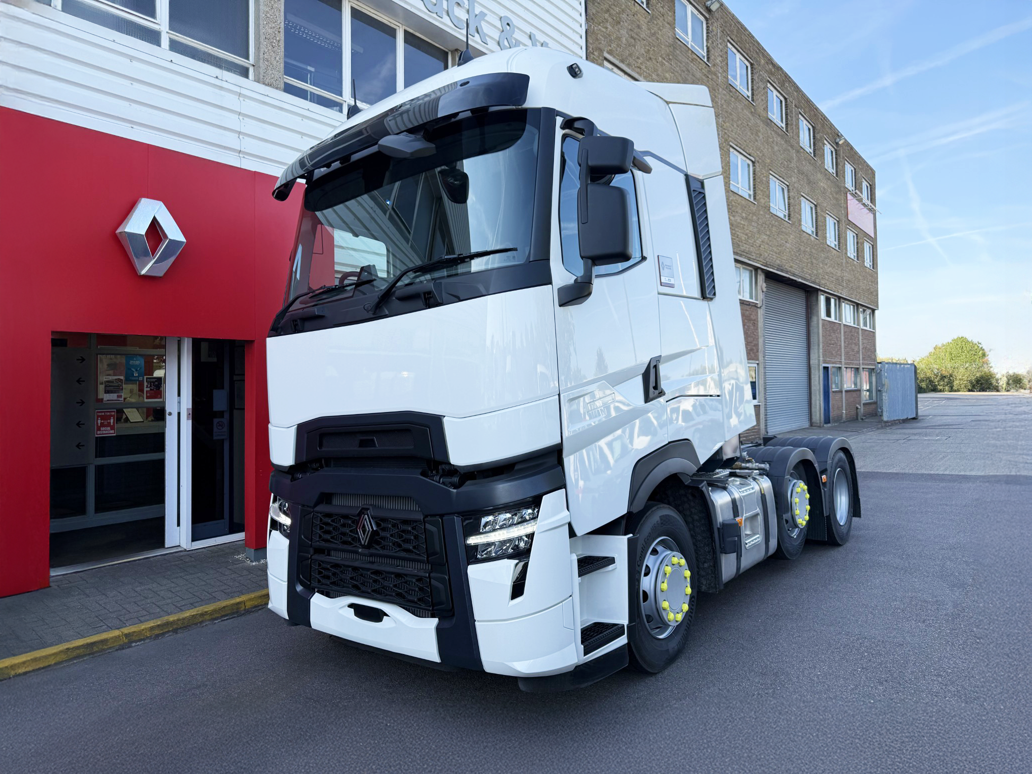 Front three-quarter view of a Renault Trucks T High 480 6x2 Euro 6 tractor unit with Hydrapak and SC200 compressor system.