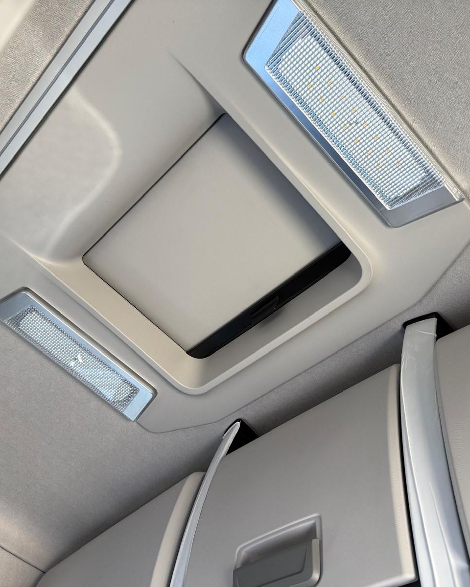 Overhead storage compartments inside Renault Trucks T High 520 sleeper cab