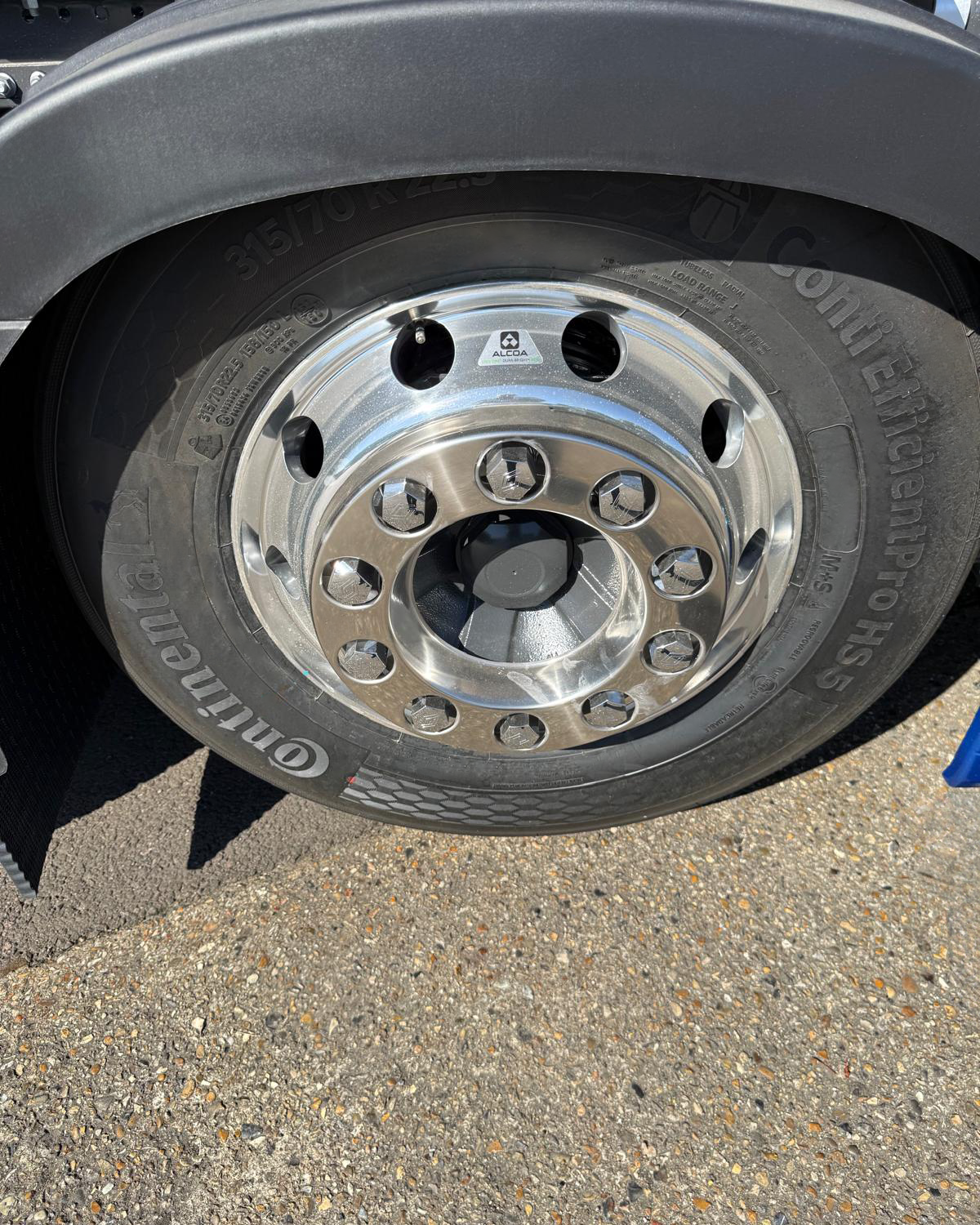 Alcoa Dura-Bright aluminium wheel on Renault Trucks T High 520