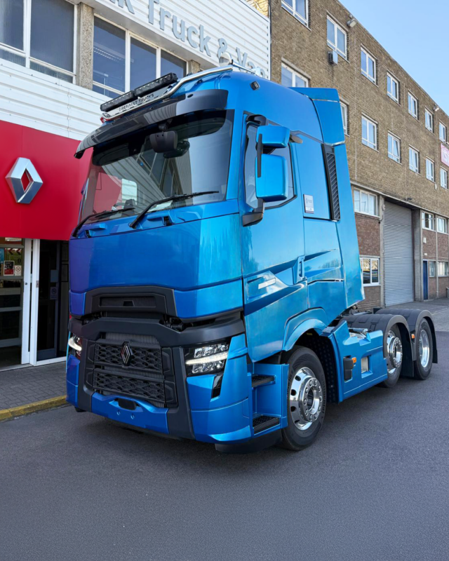 Front three-quarter view of Oceanic Blue Renault Trucks T High 520 6x2 Pusher