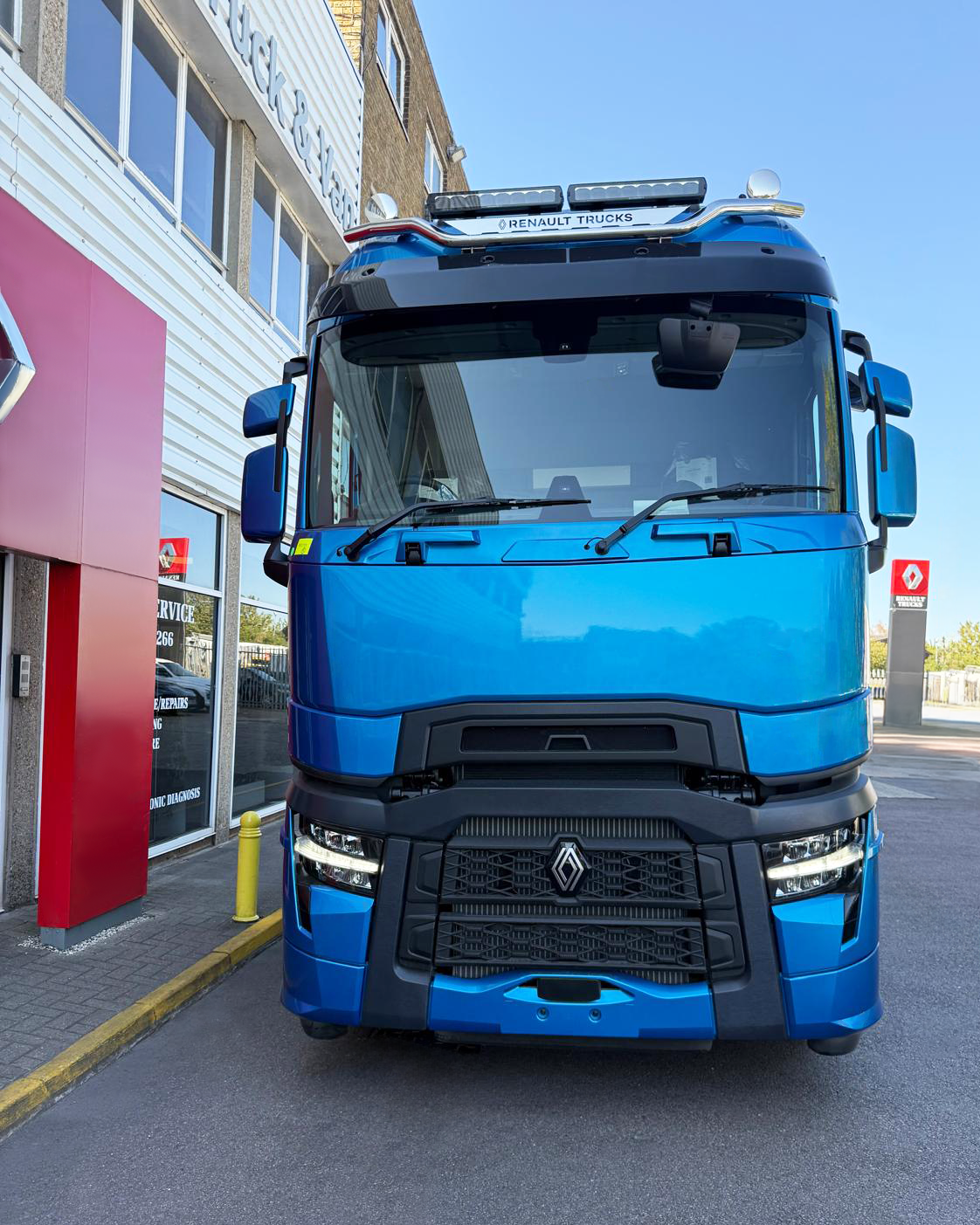 Front view of Oceanic Blue Renault Trucks T High 520 with stainless-steel LED roof bar