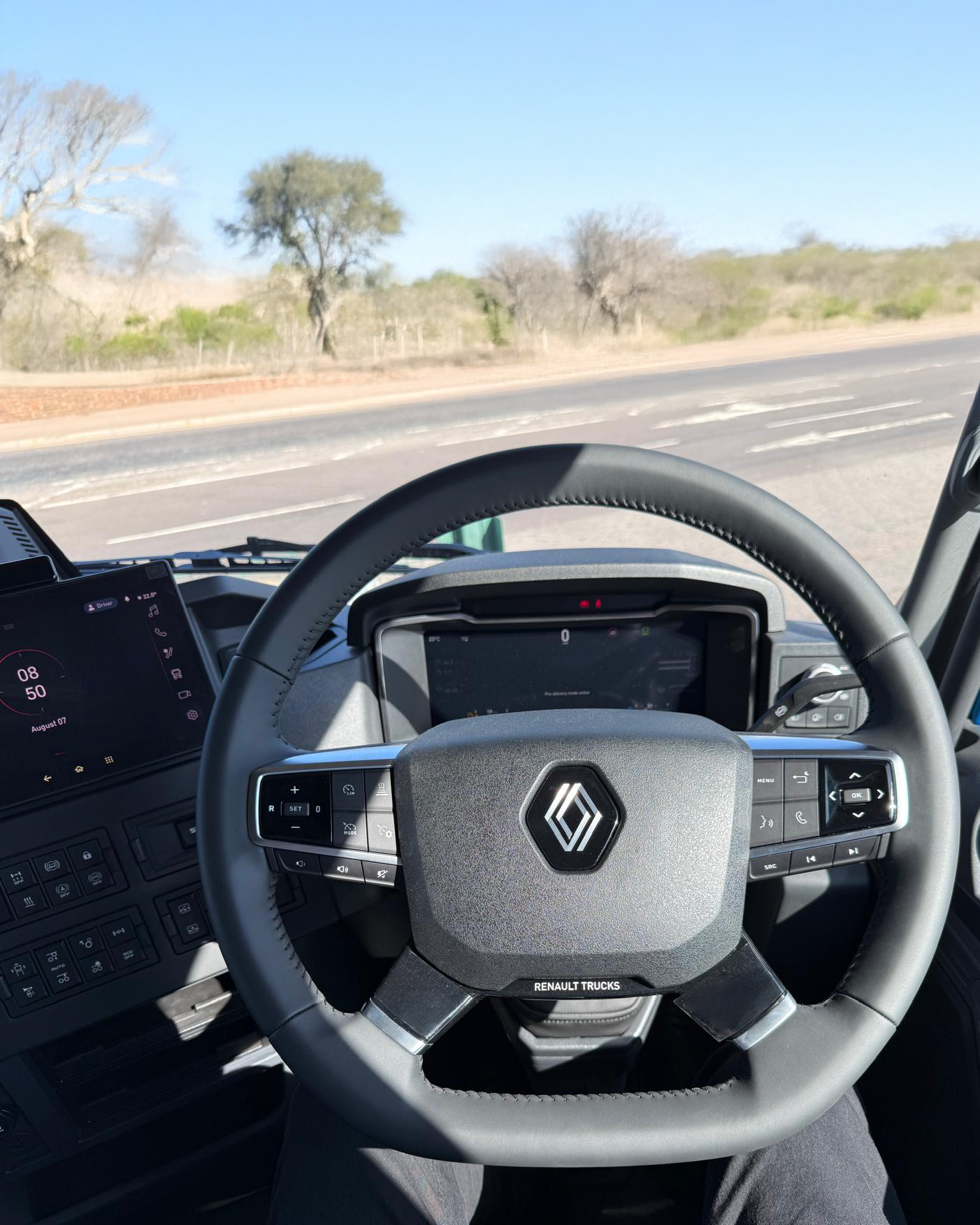 Leather steering wheel and digital driver display in Renault Trucks T High 520