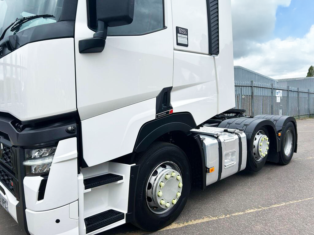 Side view of 2023 Renault Trucks T480 Turbo Compound 6x2 tractor unit