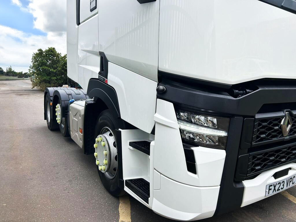 Front three-quarter view of white Renault Trucks T480 6x2 tractor unit