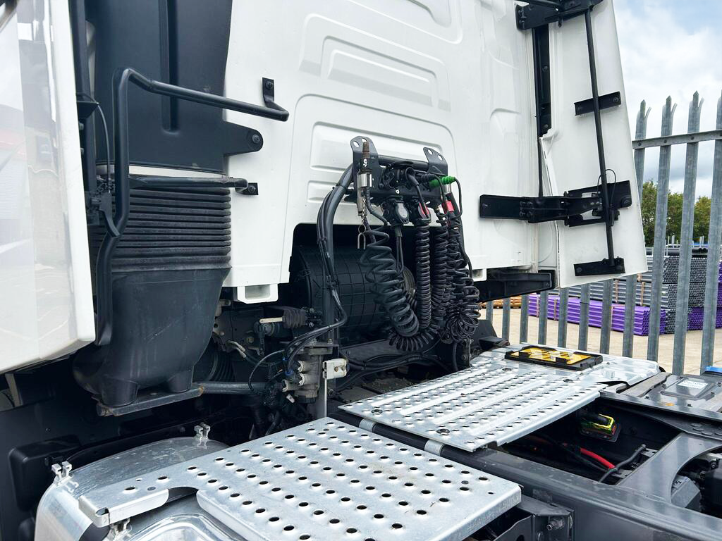 Renault Trucks T480 fifth wheel, catwalk and air connections behind cab