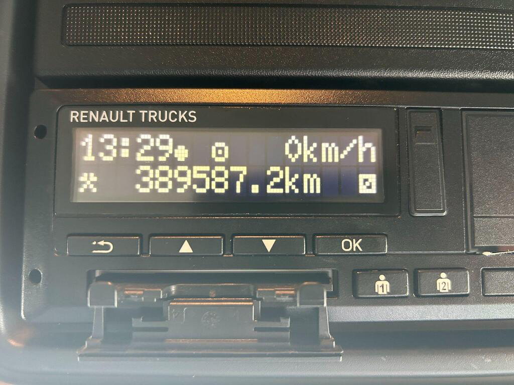 Renault Trucks T480 digital tachograph and mileage display